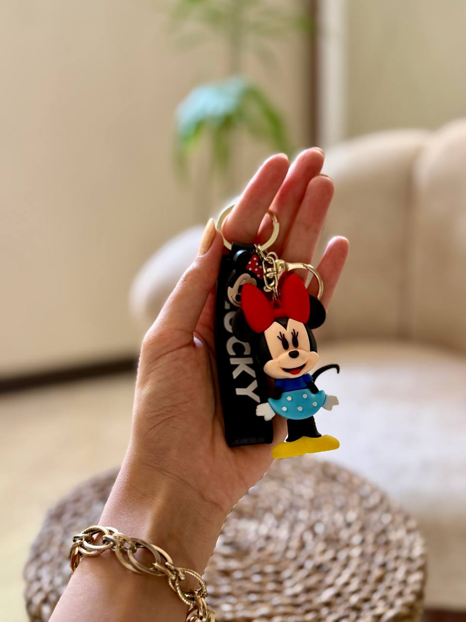 photo_5843633835110157691_y